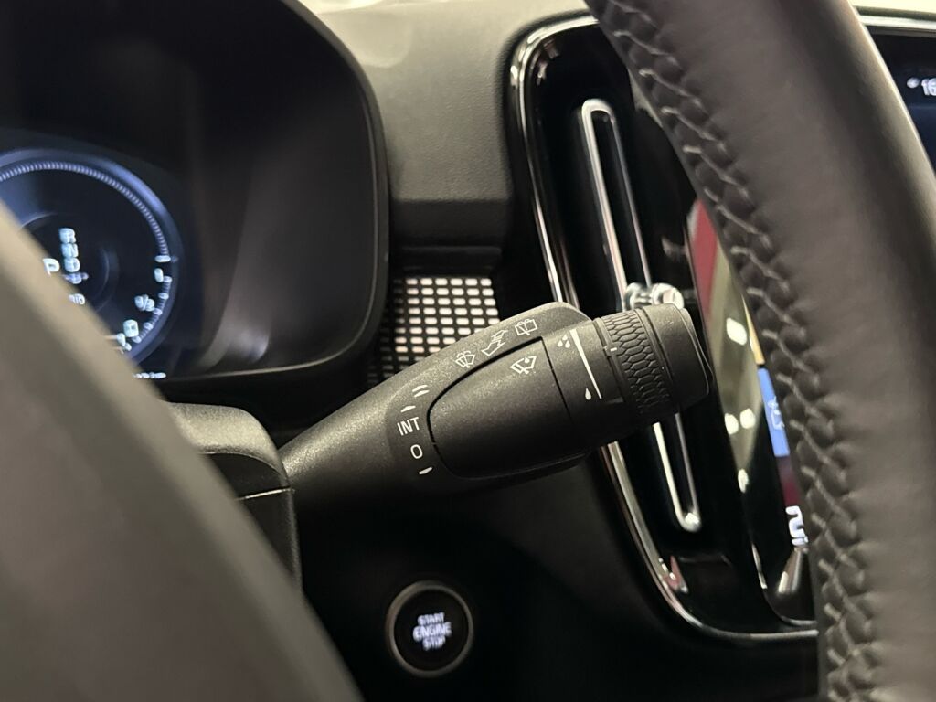 Volvo XC40 2022 Musta