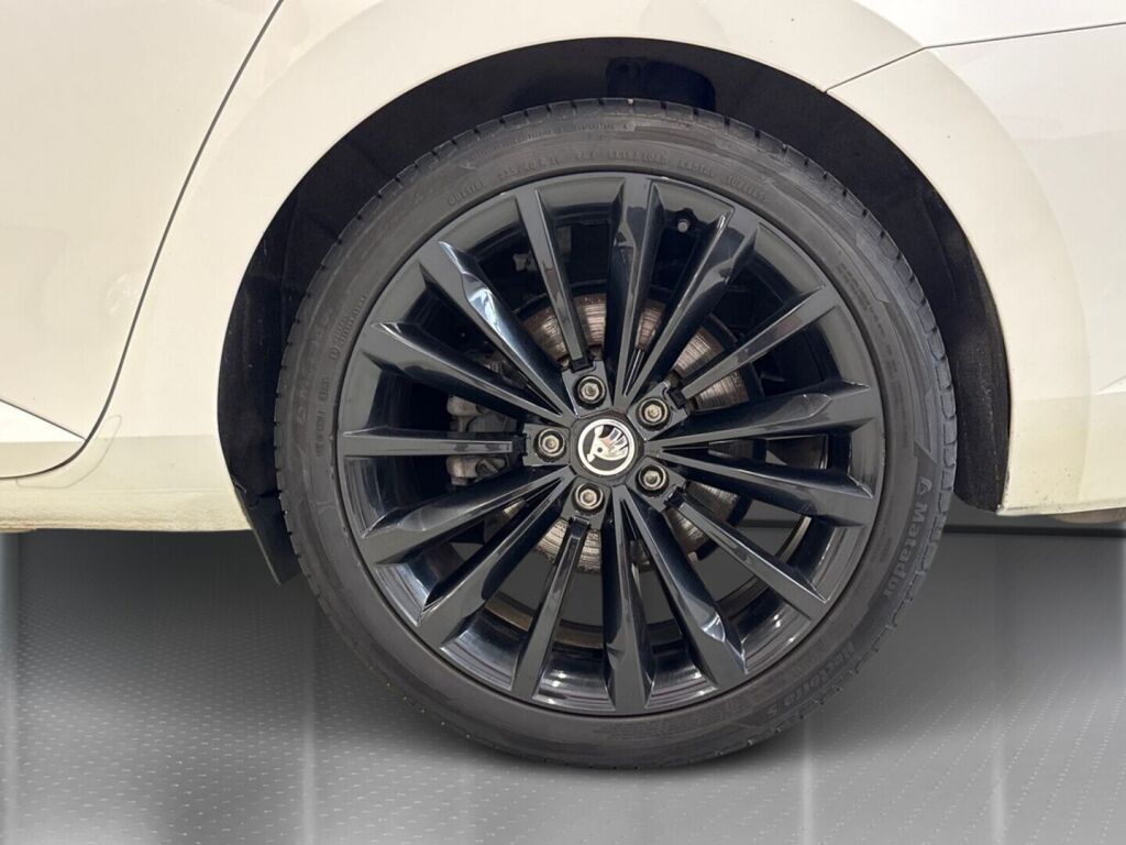 Skoda Superb 2018 Valkoinen