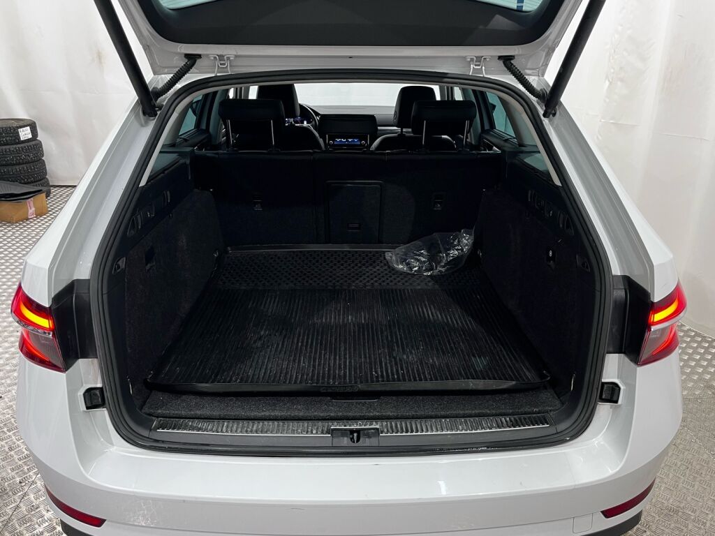 Skoda Superb 2022 Valkoinen