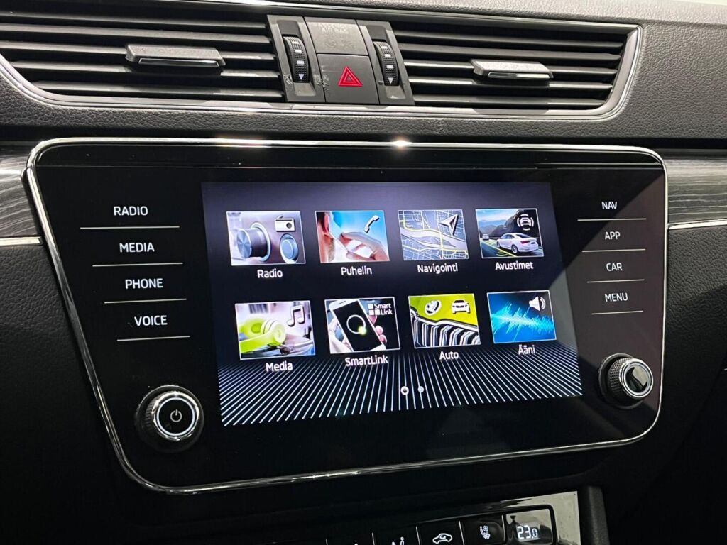 Skoda Superb 2022 Valkoinen