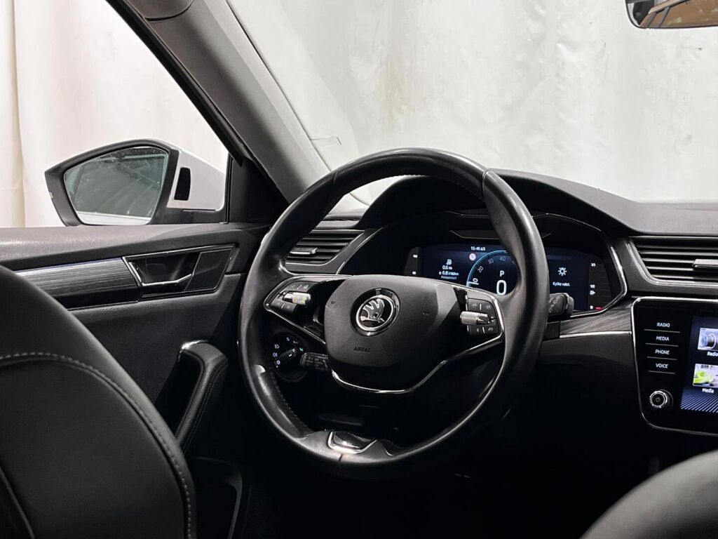 Skoda Superb 2022 Valkoinen