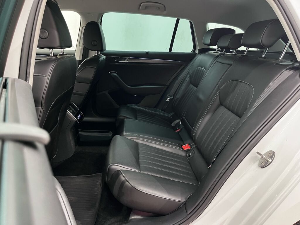 Skoda Superb 2022 Valkoinen