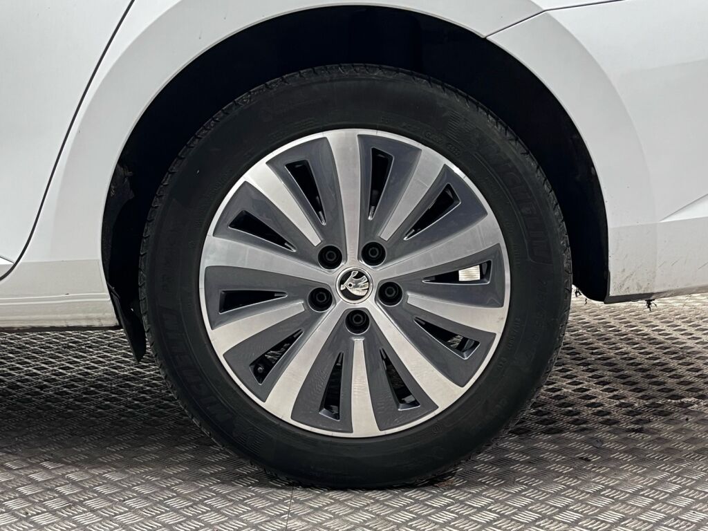 Skoda Superb 2022 Valkoinen