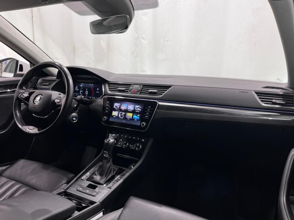 Skoda Superb 2022 Valkoinen