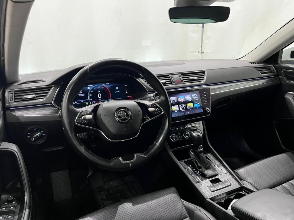 Skoda Superb 2022 Valkoinen