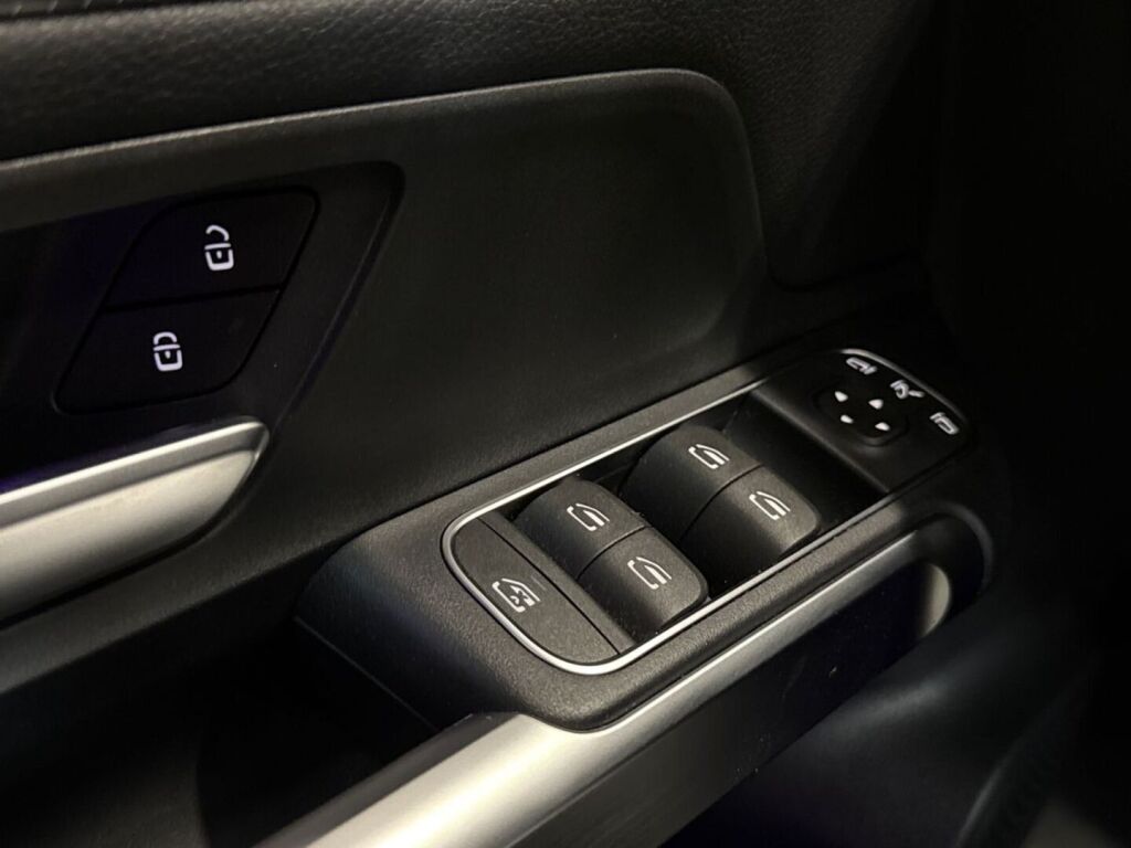 Mercedes-Benz EQB 2022 Musta