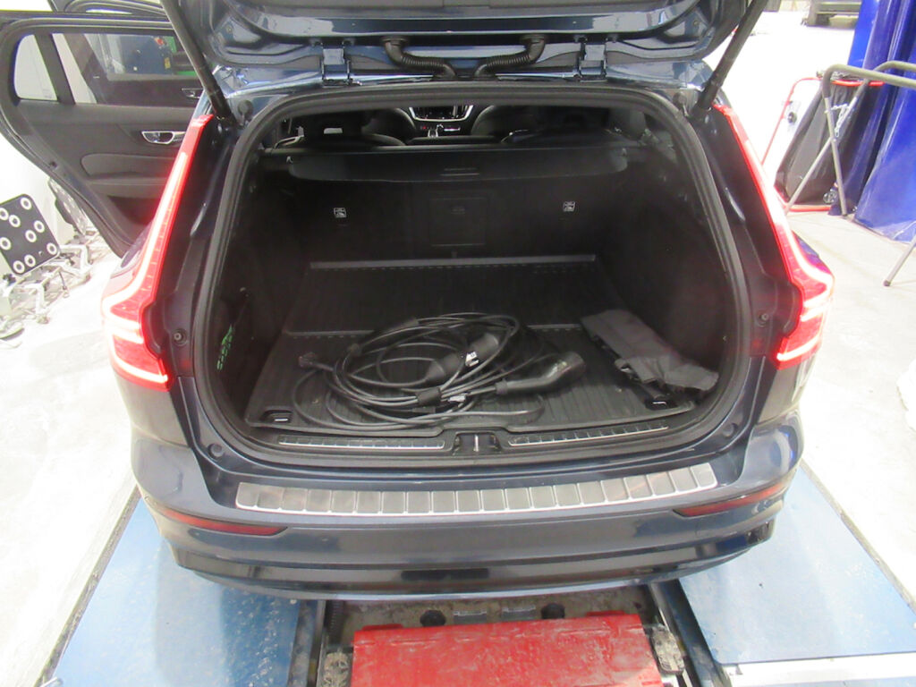 Volvo V60 2023 Sininen