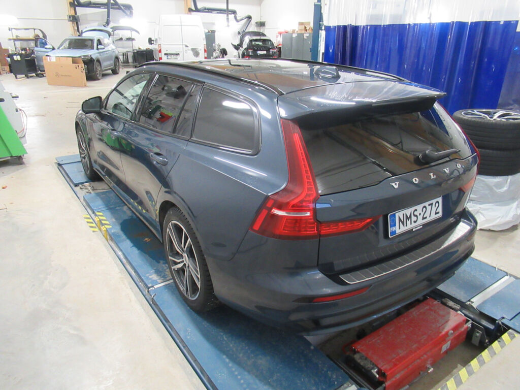 Volvo V60 2023 Sininen