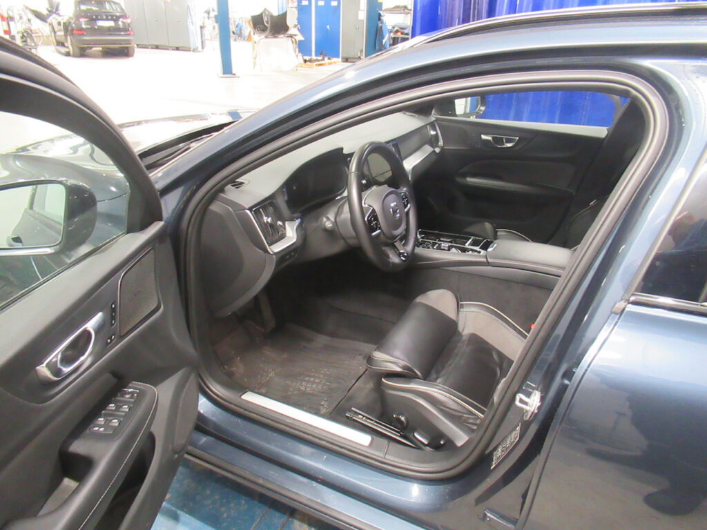 Volvo V60 2023 Sininen