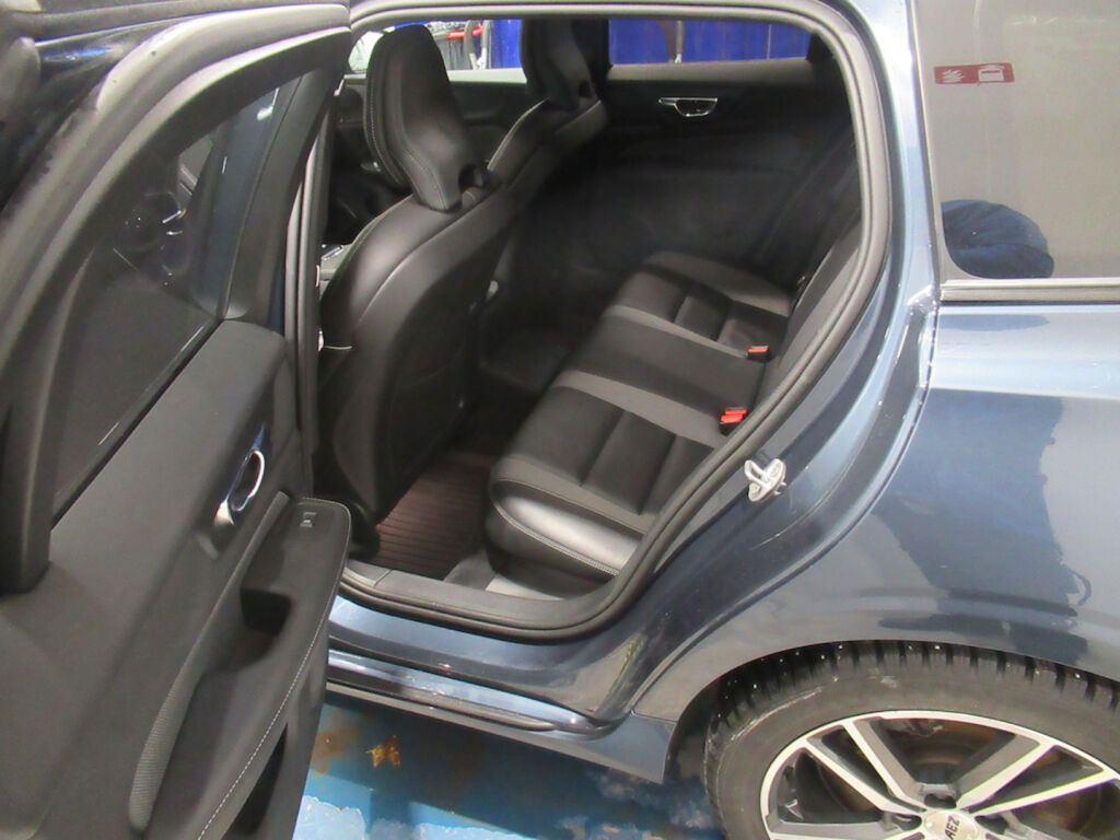 Volvo V60 2023 Sininen