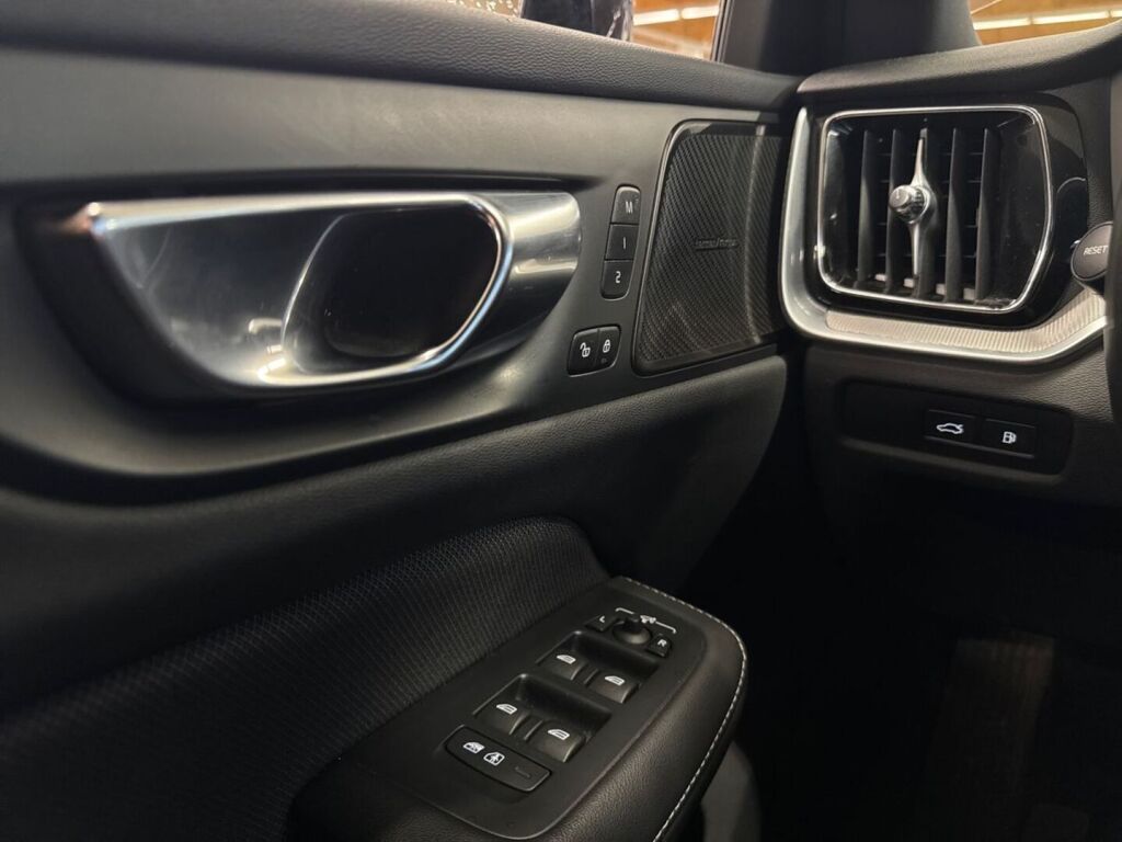 Volvo V60 2023 Sininen