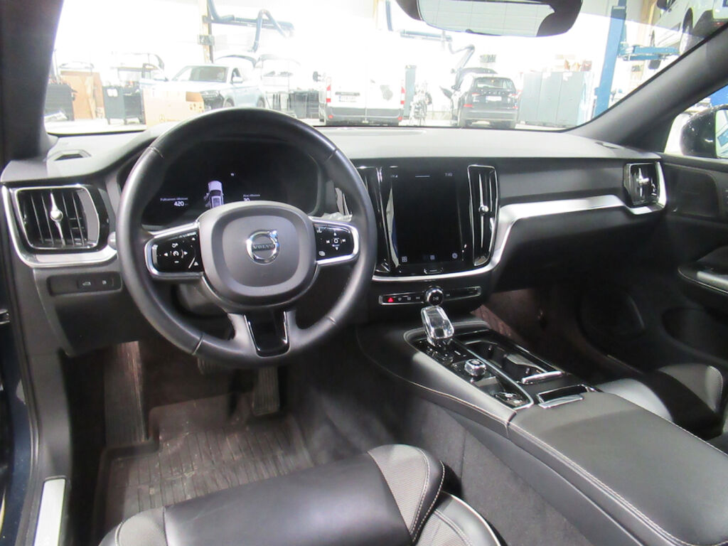 Volvo V60 2023 Sininen