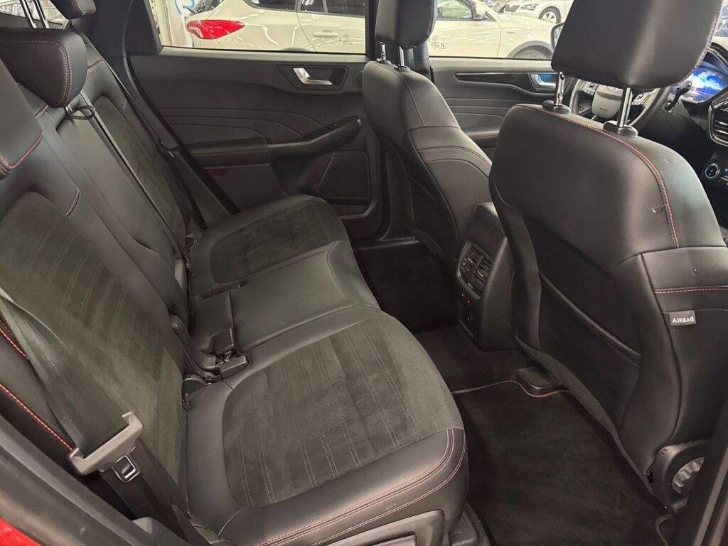 Ford Kuga 2023 Punainen