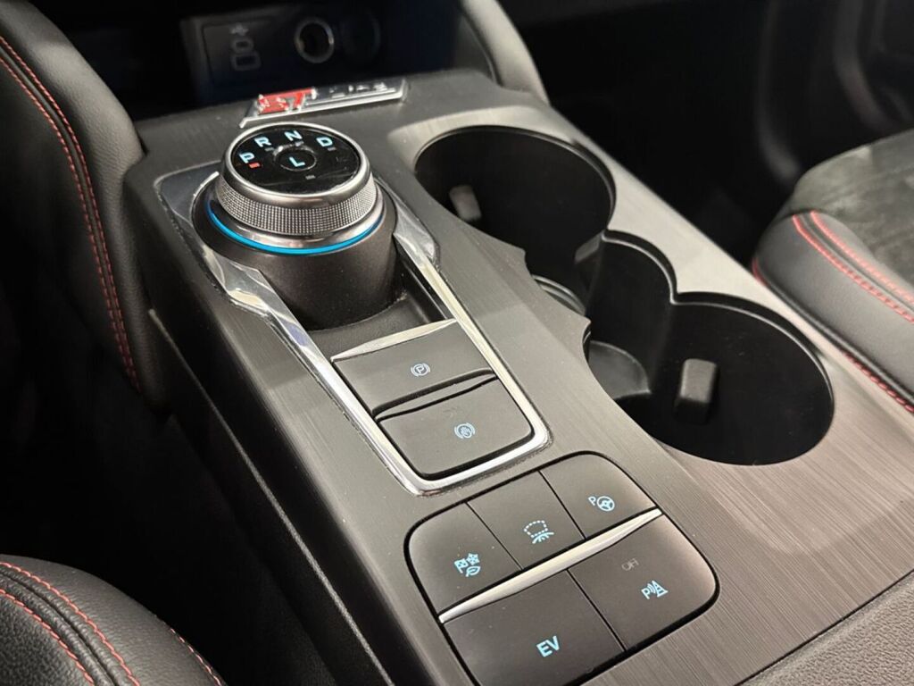 Ford Kuga 2023 Punainen