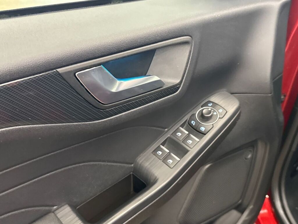 Ford Kuga 2023 Punainen