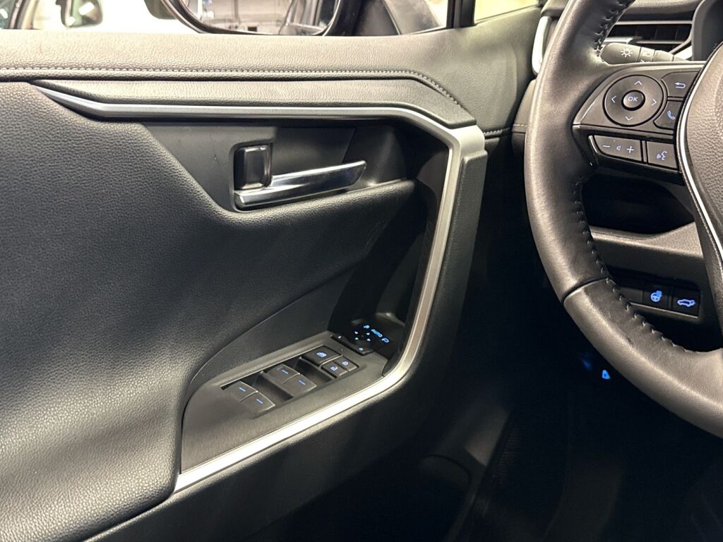 Toyota RAV4 2022 Musta