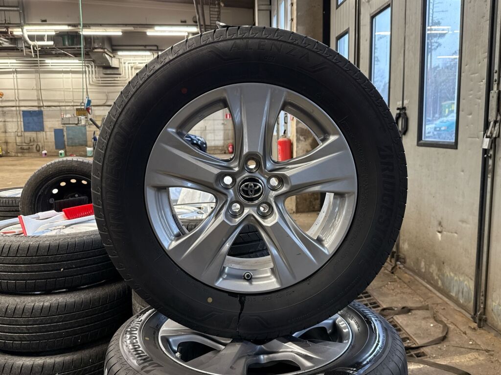 Toyota RAV4 2022 Musta