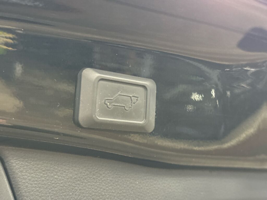 Toyota RAV4 2022 Musta