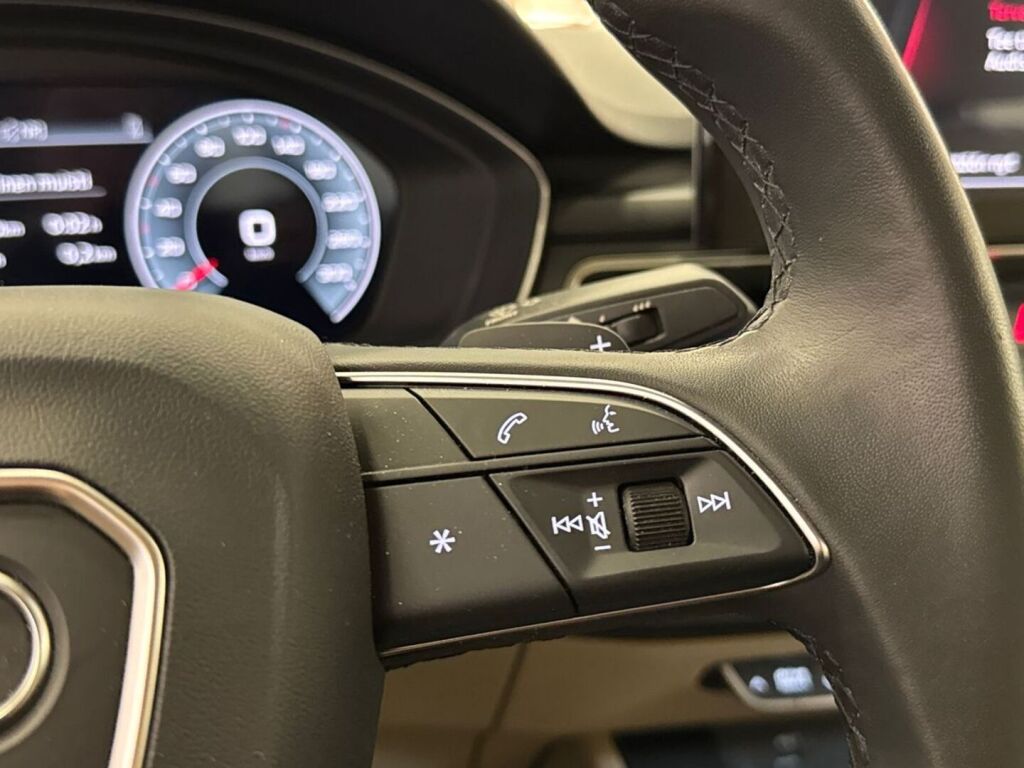 Audi A4 2023 Musta