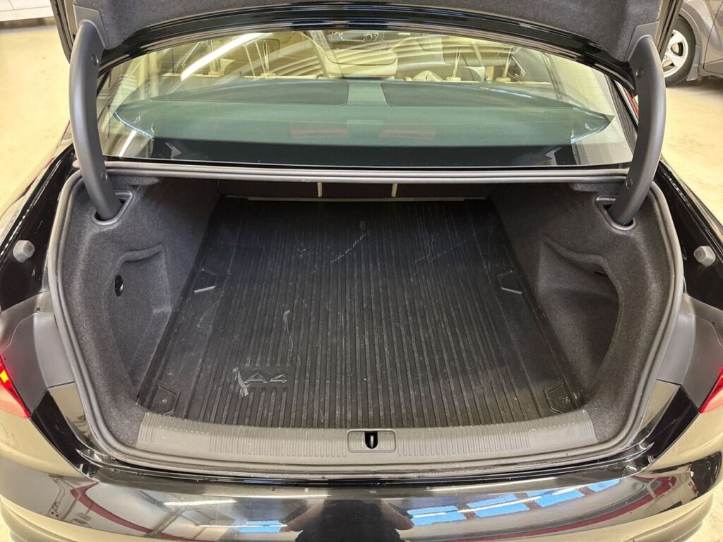 Audi A4 2023 Musta