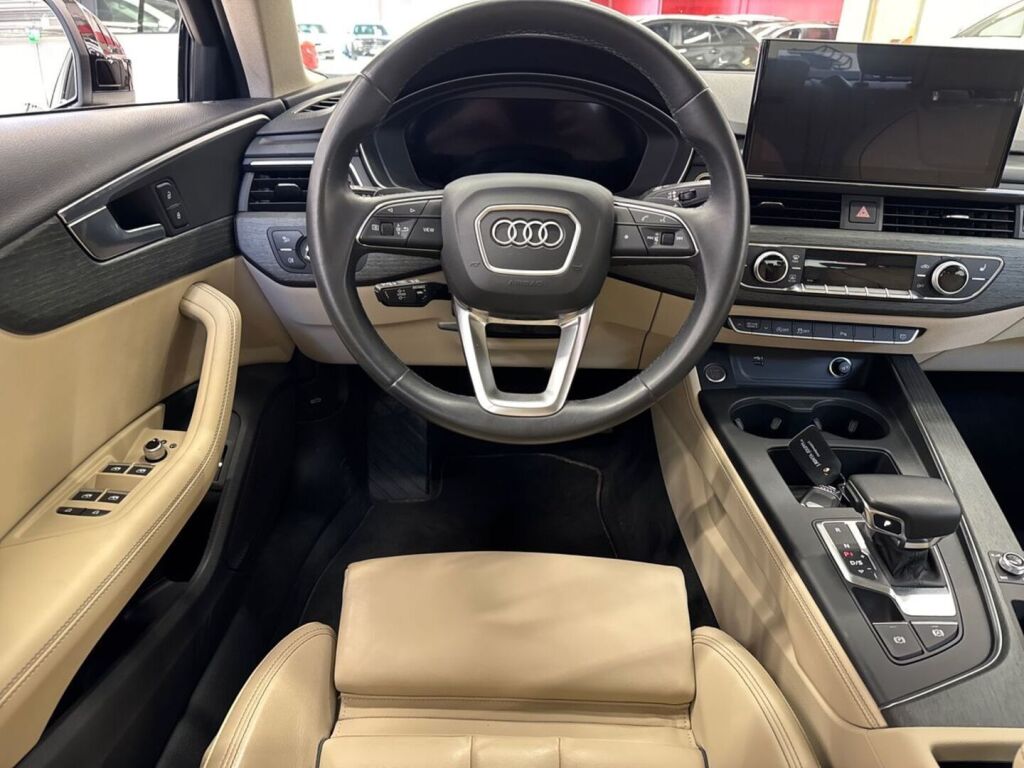 Audi A4 2023 Musta