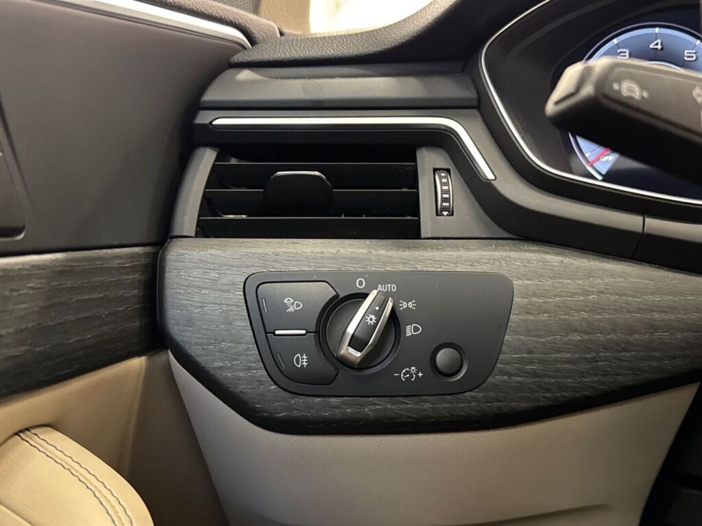 Audi A4 2023 Musta