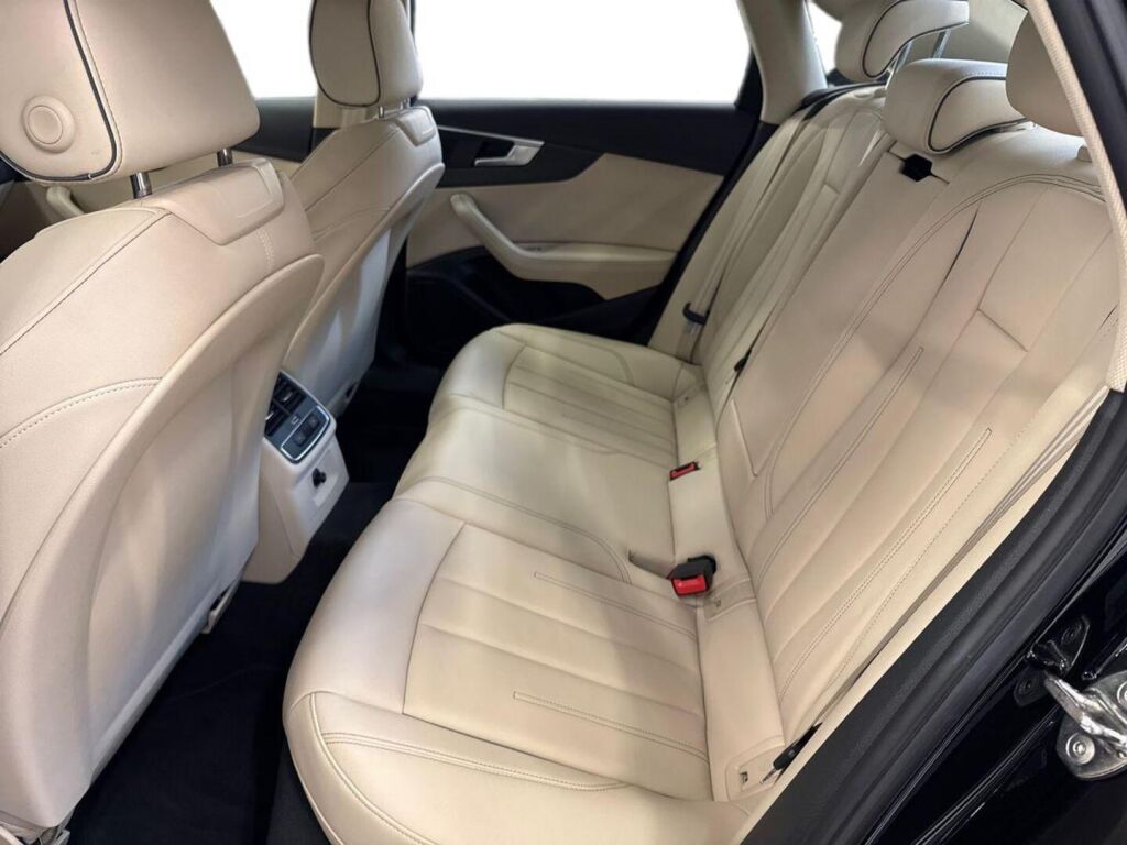 Audi A4 2023 Musta