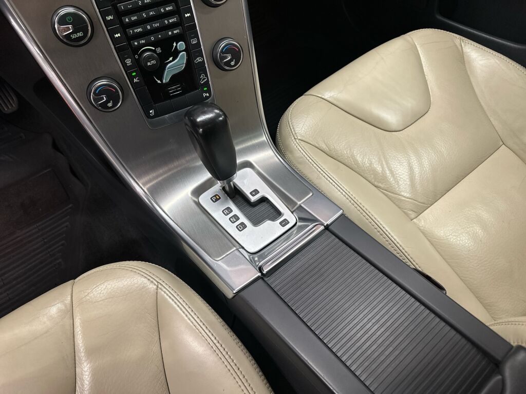 Volvo XC60 2012 Valkoinen