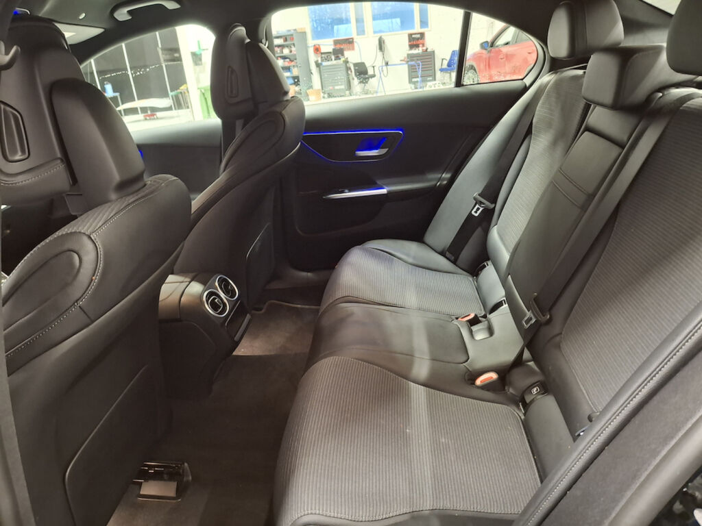 Mercedes-Benz C 2023 Musta