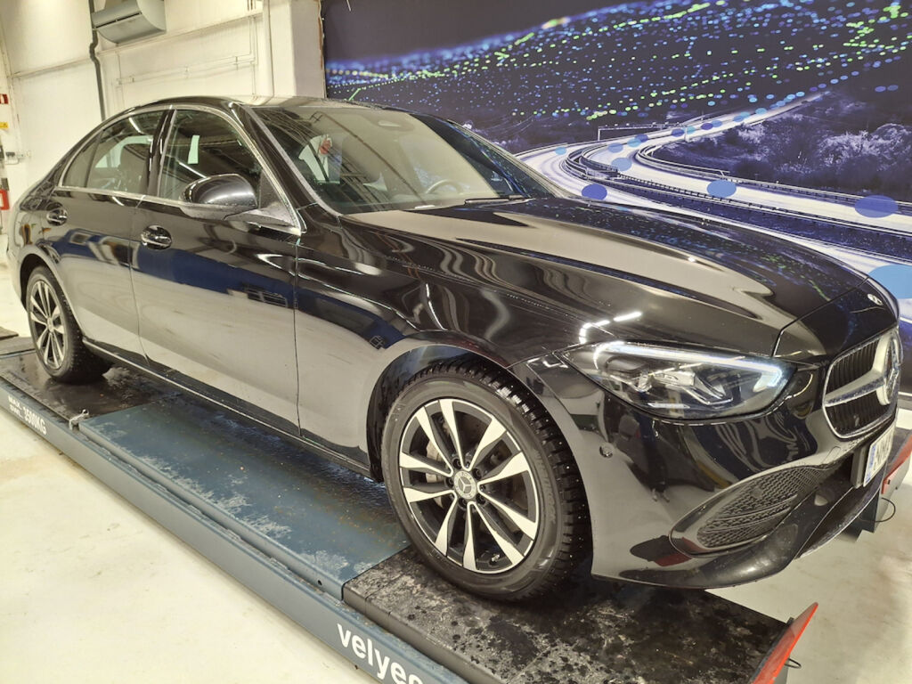 Mercedes-Benz C 2023 Musta