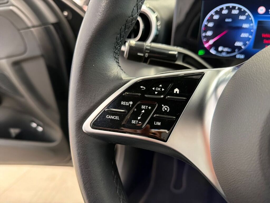 Mercedes-Benz C 2023 Musta