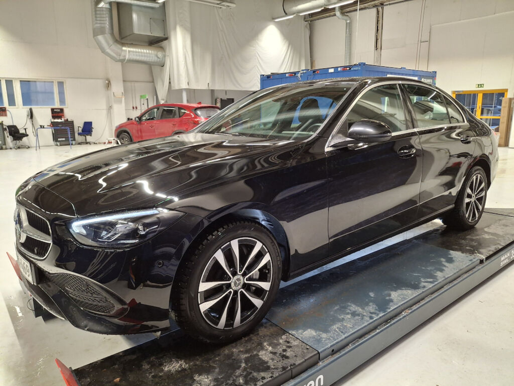 Mercedes-Benz C 2023 Musta