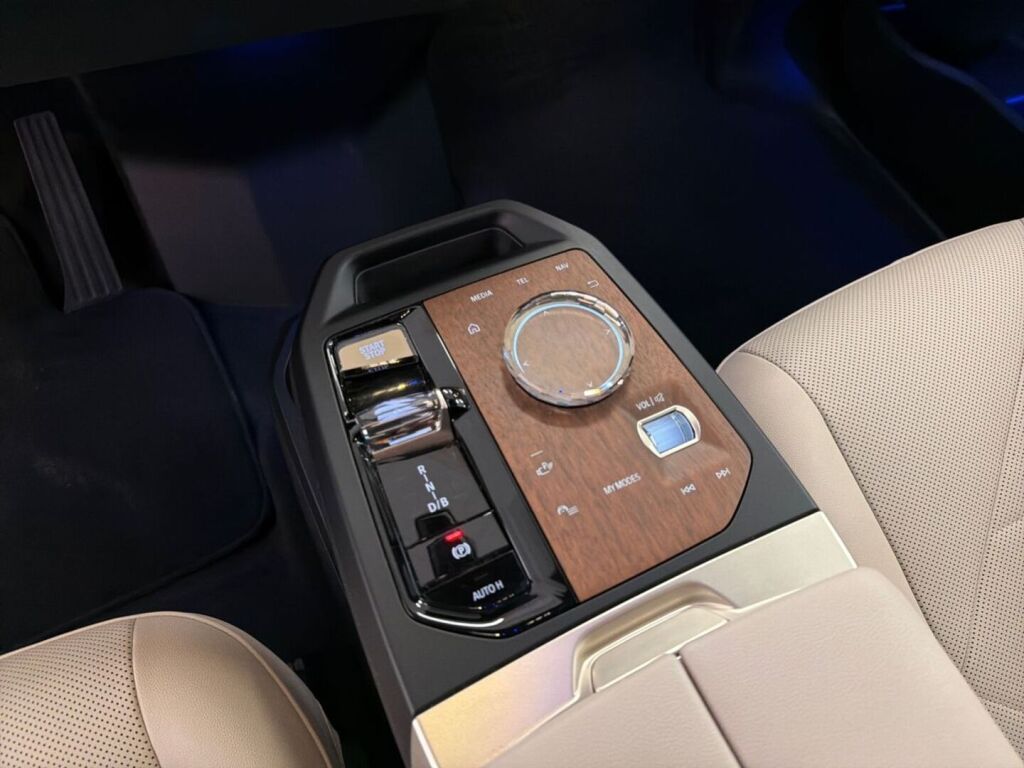 BMW iX 2023 Musta