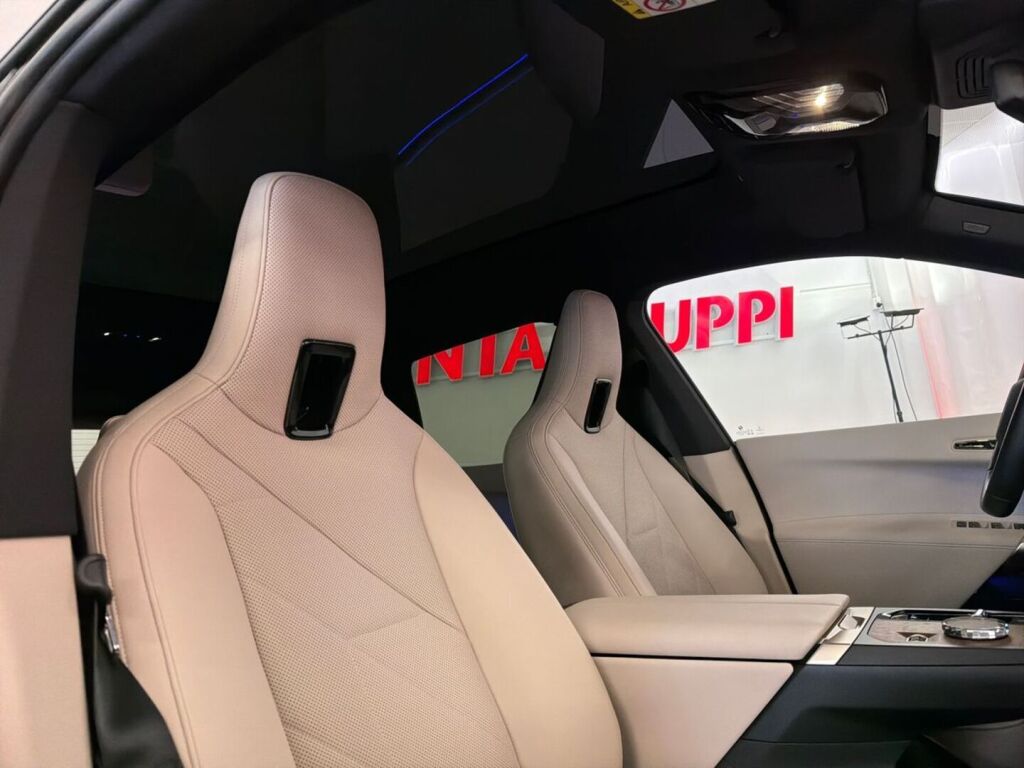 BMW iX 2023 Musta