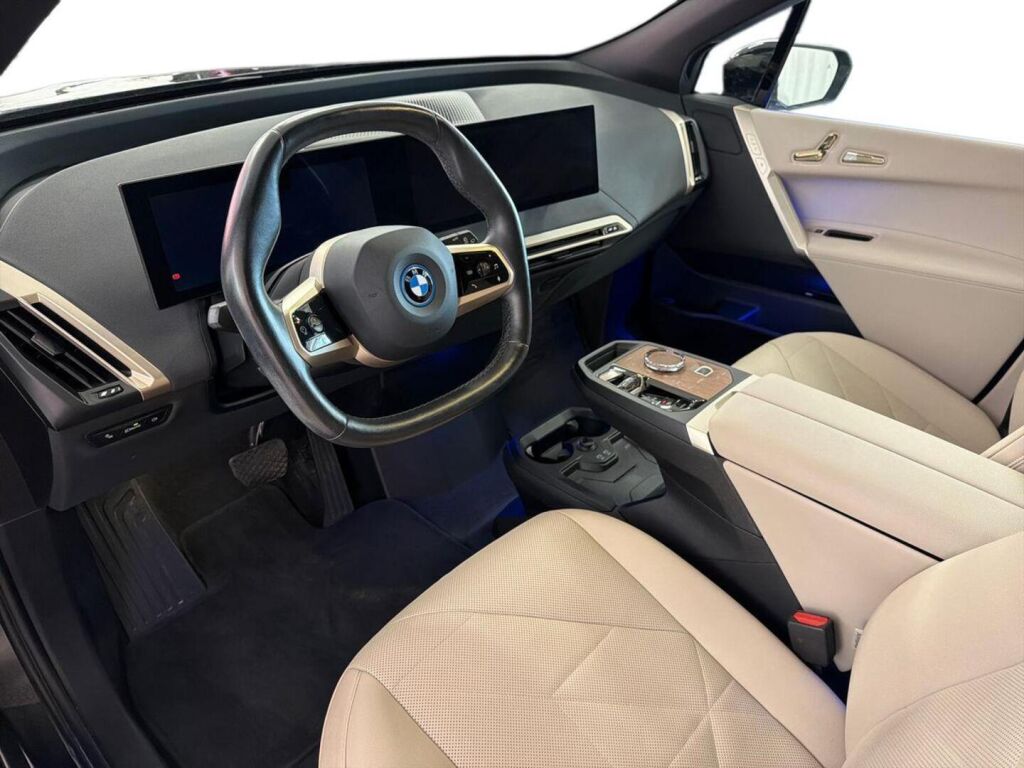 BMW iX 2023 Musta
