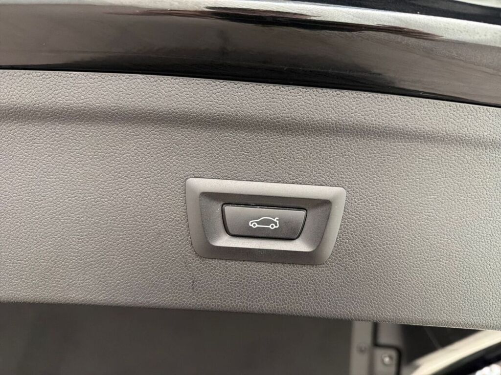 BMW iX 2023 Musta