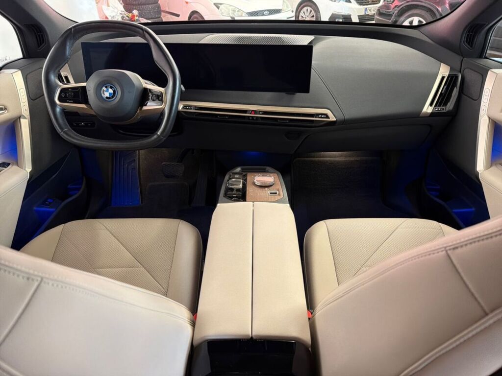 BMW iX 2023 Musta
