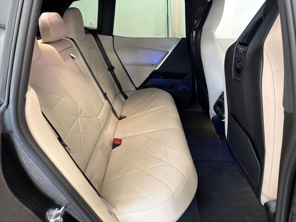 BMW iX 2023 Musta