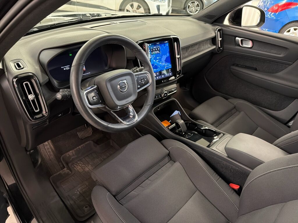 Volvo XC40 2023 Musta