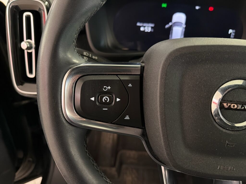 Volvo XC40 2023 Musta