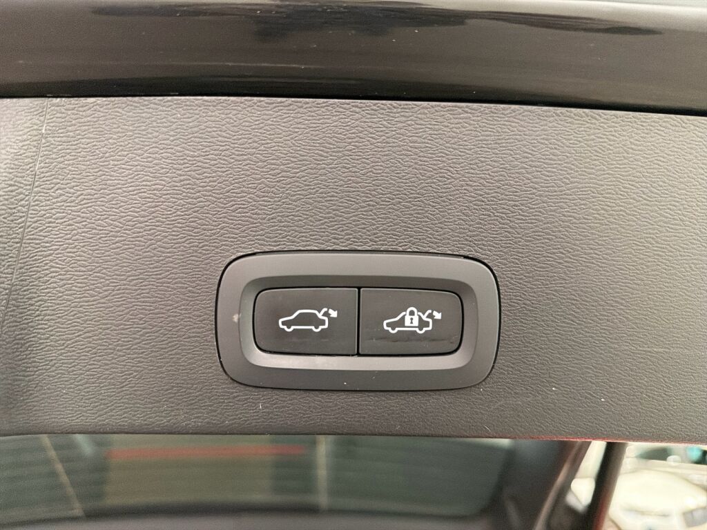 Volvo XC40 2023 Musta