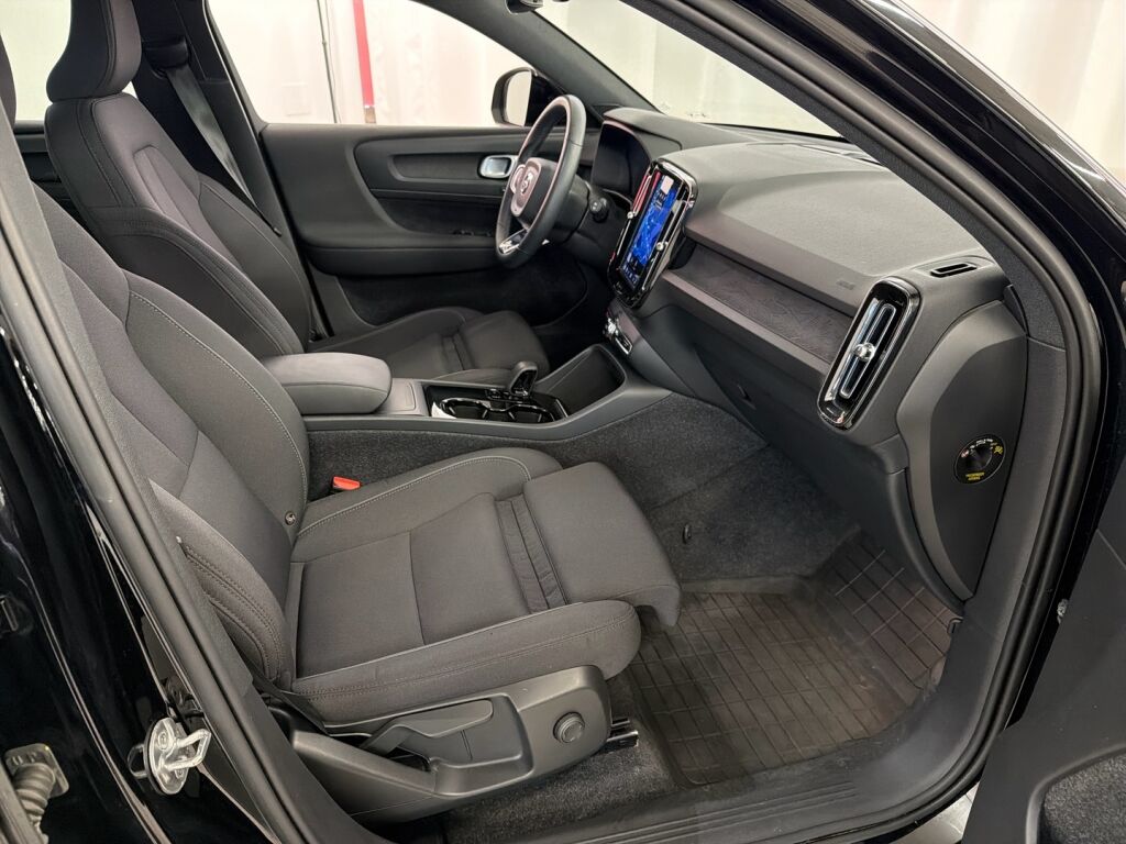Volvo XC40 2023 Musta