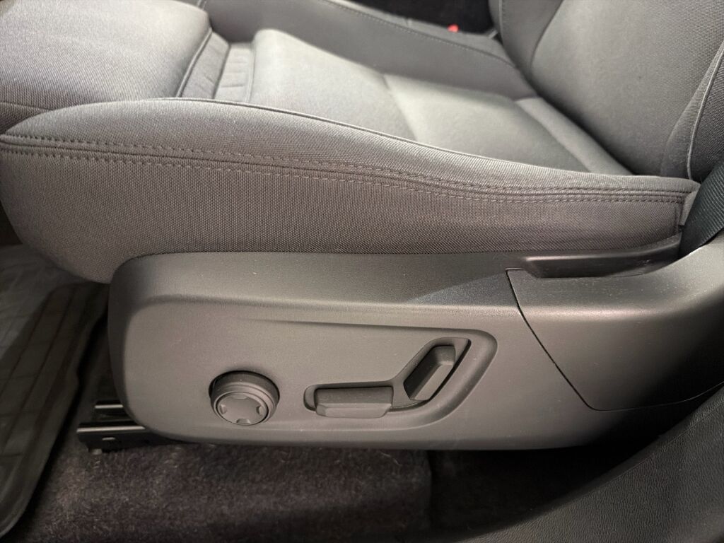 Volvo XC40 2023 Musta