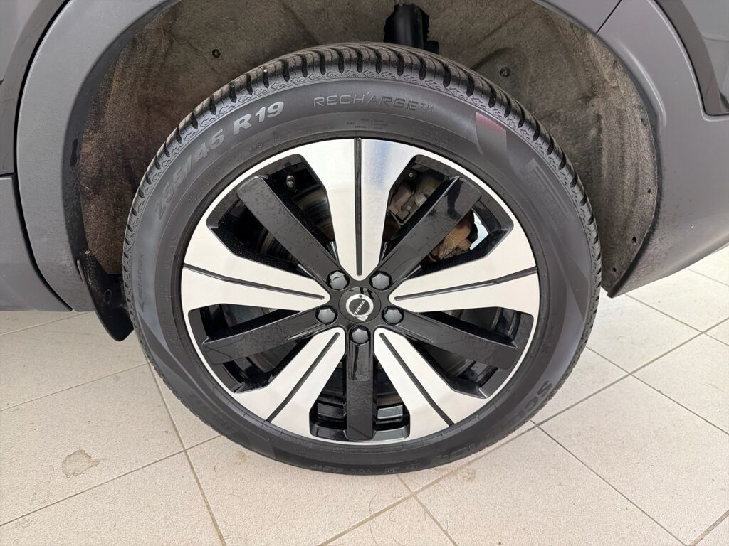 Volvo XC40 2023 Musta