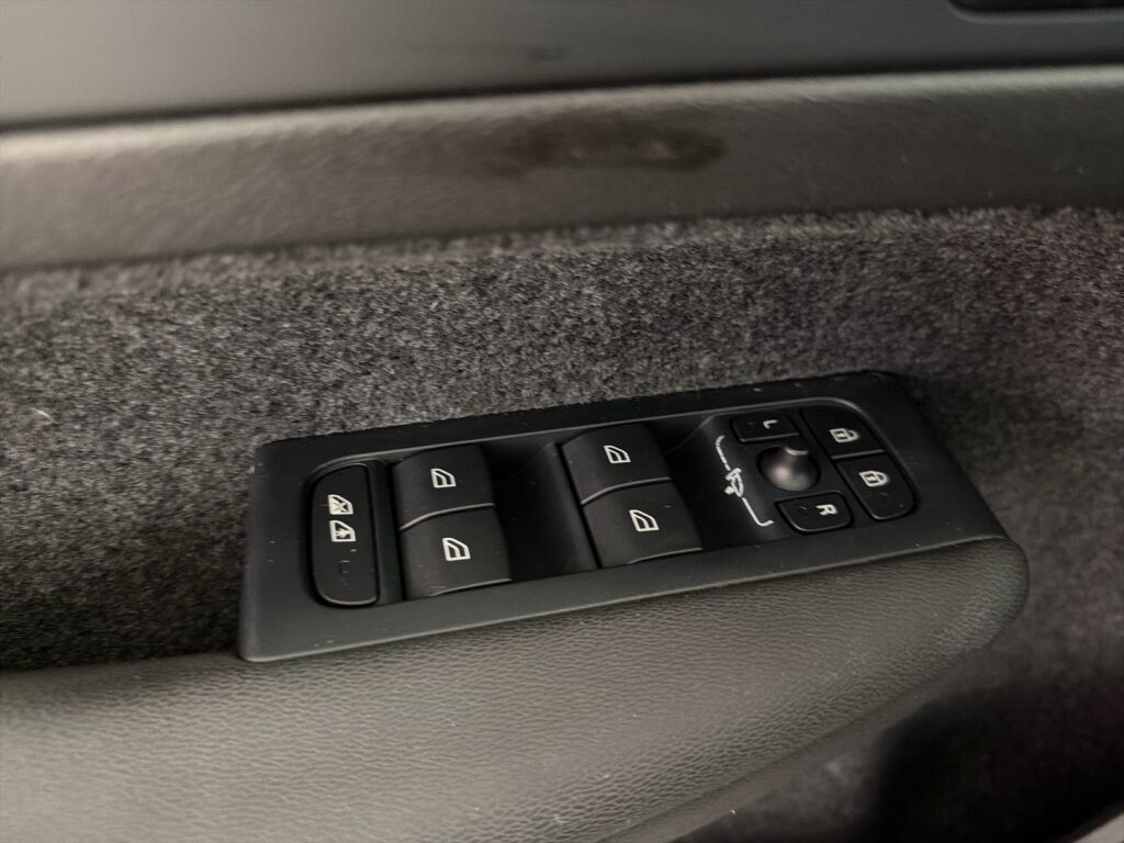 Volvo XC40 2023 Musta