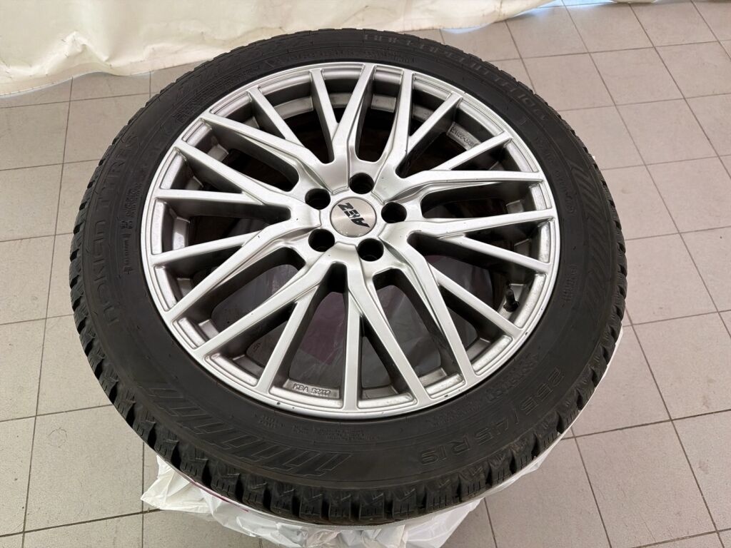 Volvo XC40 2023 Musta
