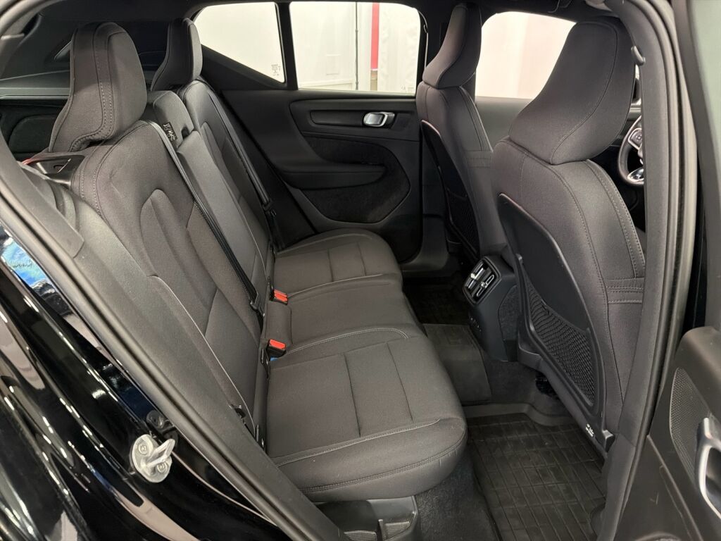 Volvo XC40 2023 Musta