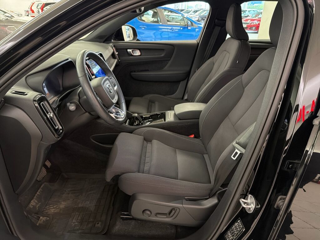 Volvo XC40 2023 Musta