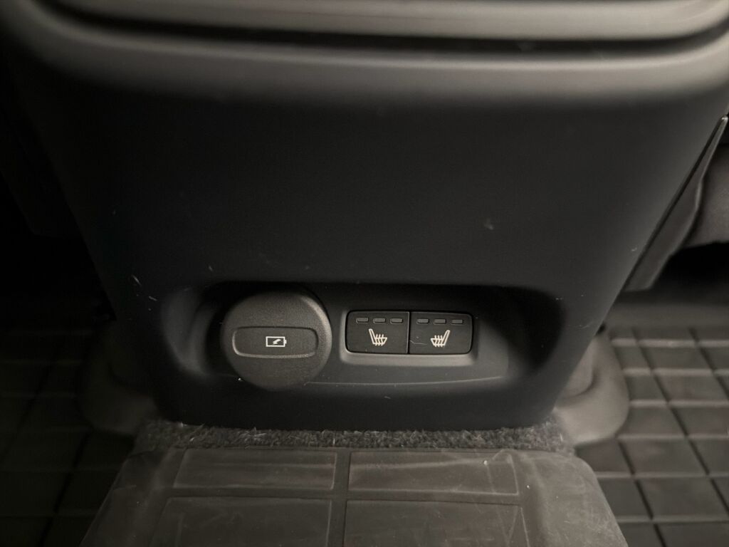 Volvo XC40 2023 Musta