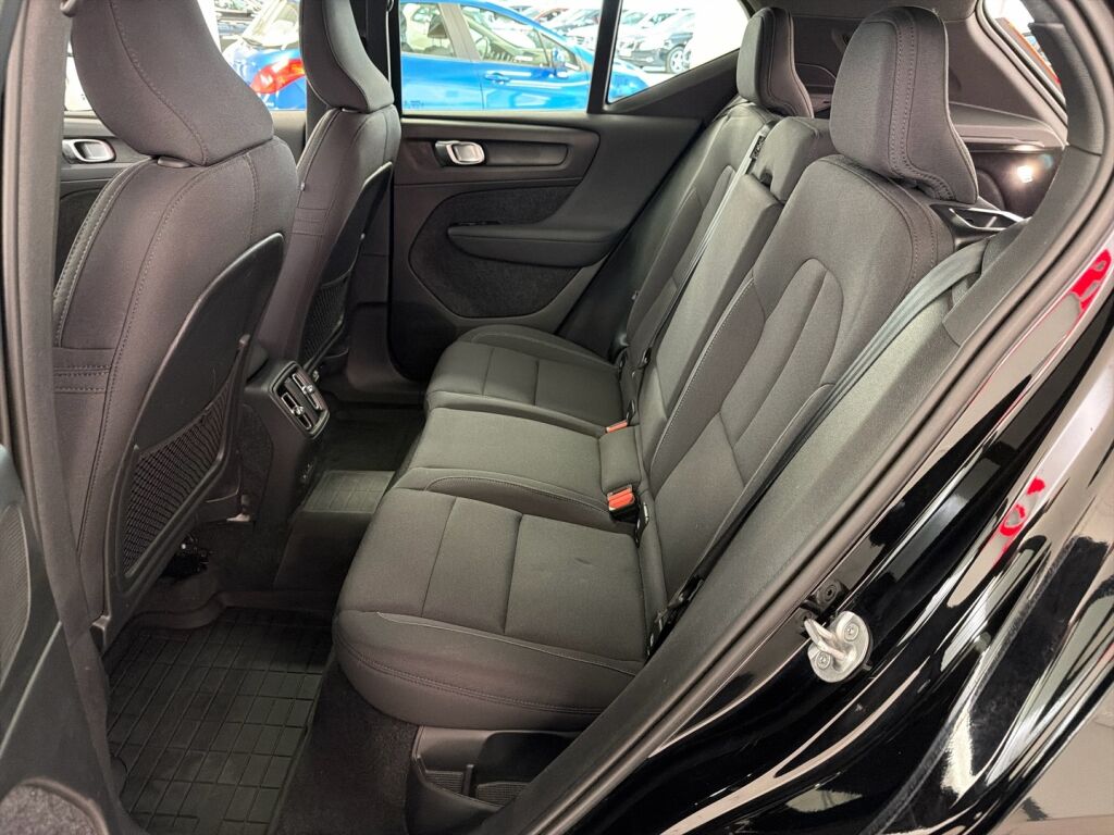 Volvo XC40 2023 Musta